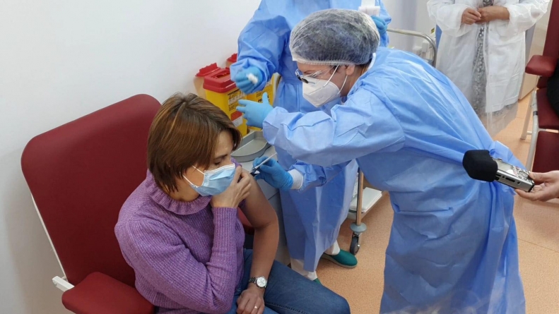 Start la vaccinare: Alina Rus, coordonatorul Secției ATI de la Spitalul TBC și Kristina Cucu, director medical, primele persoane imunizate în Maramureș (VIDEO ȘI FOTO)