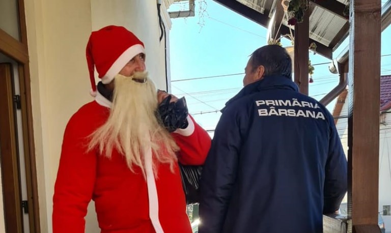 Bucuria celor mici: Moș Nicolae a luat la pas comuna Bârsana, pentru a face cadouri copiilor cu rezultate bune (FOTO)