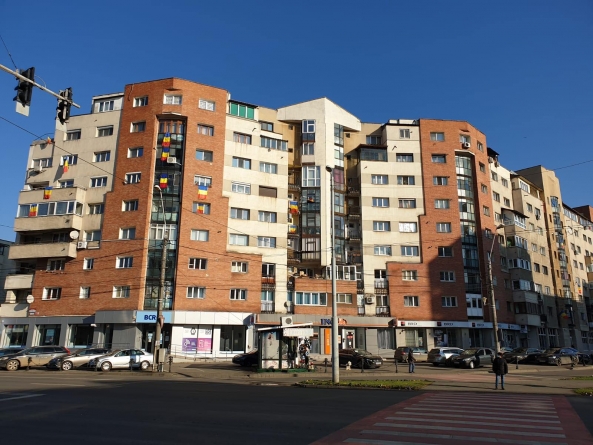 Record de 1 Decembrie: Blocul din Baia Mare cu cele mai multe steaguri tricolore arborate la ferestre. Ce i-a determinat pe locatari să își arate patriotismul (FOTO)