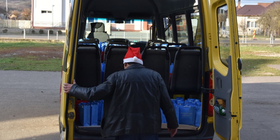 În contextul pandemiei: Copiii din Fărcașa au primit acasă darurile Moșului