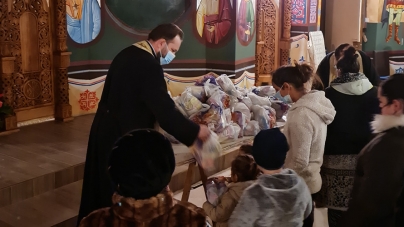 Sfântul Nicolae a adus 300 de pachete cu daruri pentru copiii Parohiei „Buna Vestire” din Baia Mare (FOTO)