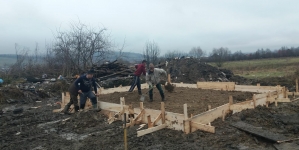 Împreună reușim: Au început lucrările la noua casă pentru văduva cu 7 copii din Târgu Lăpuș