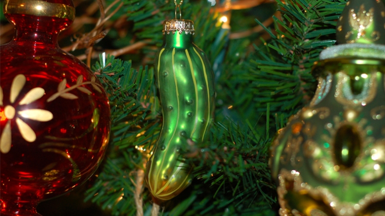 Fabulos: Țara în care se ascunde în bradul de Crăciun… o bucată de castravete. 25 de obiceiuri bizare din întreaga lume