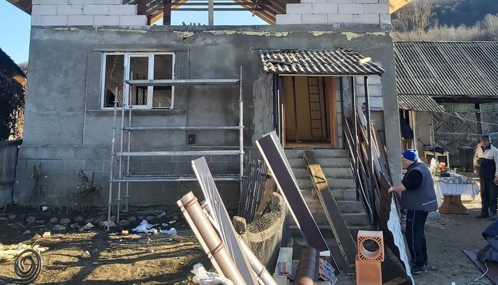 “Construiește o casă, zidește suflete!”: Apel umanitar pentru familia cântărețului bisericesc din Baba, căruia i-a ars casa. Ajută și tu demersul inițiat! (FOTO)
