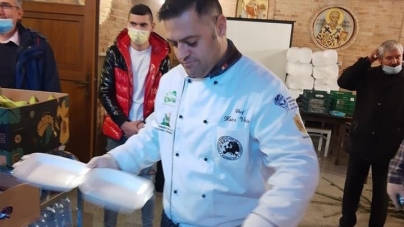 Din suflet pentru suflete: Chef Vasile Hotca a gătit, la Bisericuța de Lemn din Baia Mare, peste 180 de porții de mâncare pentru nevoiași (VIDEO ȘI FOTO)