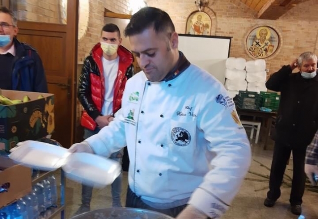 Din suflet pentru suflete: Chef Vasile Hotca a gătit, la Bisericuța de Lemn din Baia Mare, peste 180 de porții de mâncare pentru nevoiași (VIDEO ȘI FOTO)