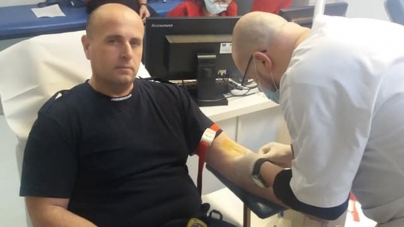 Solidaritate și iubire pentru aproape: Jandarmul maramureșean Cosmin Barabaș a donat sânge până acum de 83 de ori