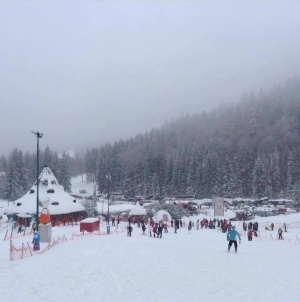 Iarna ca atracție turistică: Și în Maramureș începe distracția pe pârtii pentru iubitorii de sport! Este startul sezonului în stațiunea Cavnic! (VIDEO ȘI FOTO)