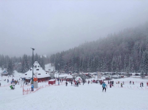 Iarna ca atracție turistică: Și în Maramureș începe distracția pe pârtii pentru iubitorii de sport! Este startul sezonului în stațiunea Cavnic! (VIDEO ȘI FOTO)
