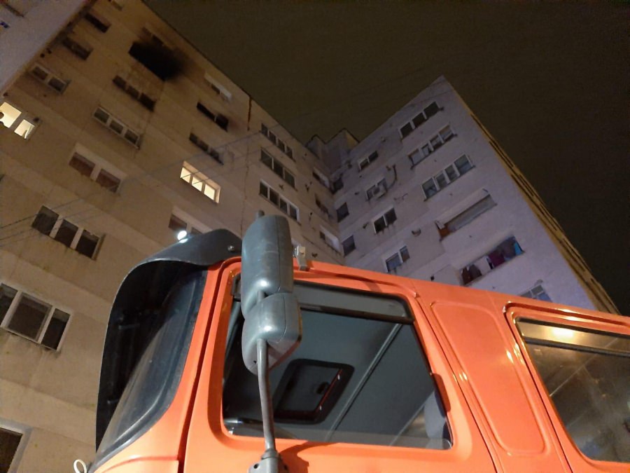 Baia Mare: Trei persoane au ajuns la Spitalul Județean în urma incendiului nocturn de pe bulevardul Traian (FOTO)
