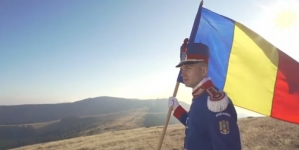Un jandarm a cântat la pian imnul „Deșteaptă-te, române”, la 1700 de metri altitudine (VIDEO)