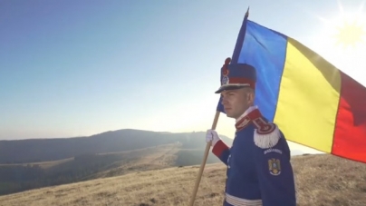 Un jandarm a cântat la pian imnul „Deșteaptă-te, române”, la 1700 de metri altitudine (VIDEO)