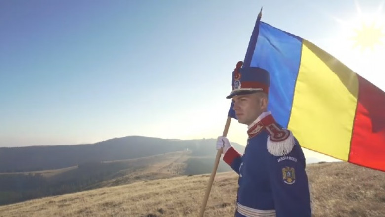 Un jandarm a cântat la pian imnul „Deșteaptă-te, române”, la 1700 de metri altitudine (VIDEO)