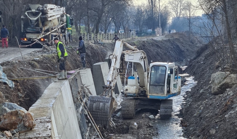 Împotriva inundațiilor: Lucrările de regularizare a unuia dintre „cele mai păcătoase” cursuri de apă din Maramureș sunt în grafic (FOTO)