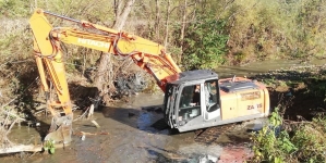 Pentru prevenirea inundațiilor: Lucrări de reprofilare și decolmatare pe un râu din Maramureș. Vizată, o lungime totală de 1,3 kilometri (FOTO)