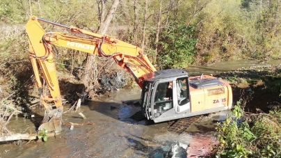 Pentru prevenirea inundațiilor: Lucrări de reprofilare și decolmatare pe un râu din Maramureș. Vizată, o lungime totală de 1,3 kilometri (FOTO)