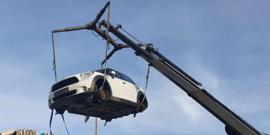 Mașină căutată de olandezi, descoperită în Petea. Era fără plăcuţe de înmatriculare şi roţi