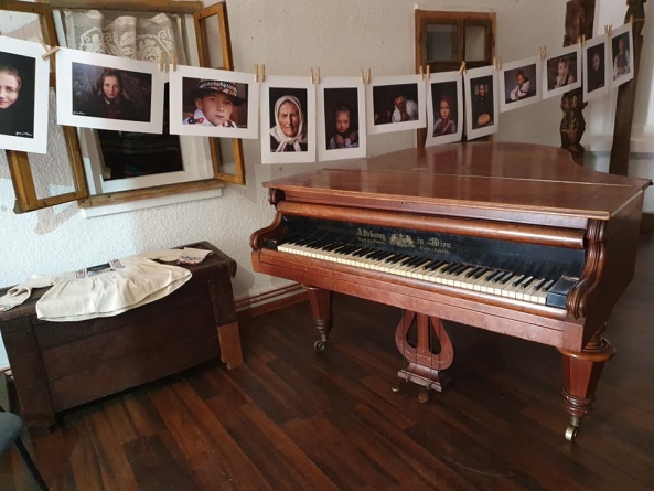 Donație: Muzeul Județean de Etnografie și Artă Populară Maramureș a intrat în posesia unui pian vechi de aproape un secol (FOTO)