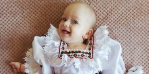 Un puiuț de om din Maramureș are nevoie de ajutor; are 7 luni și multe probleme de sănătate