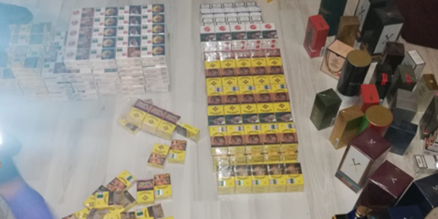 Percheziţie domiciliară în Sighetu Marmaţiei: Au fost confiscate numeroase parfumuri și pachete cu țigări de contrabandă