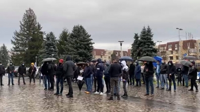 Protest în Ajun de Anul Nou: Aproximativ 100 polițiști maramureșeni și-au cerut drepturile în fața Palatului Administrativ (FOTO)
