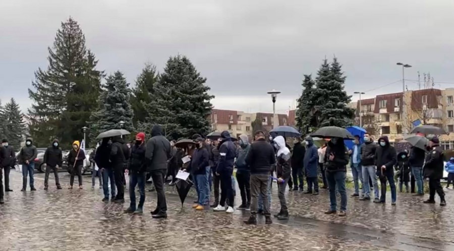 Protest în Ajun de Anul Nou: Aproximativ 100 polițiști maramureșeni și-au cerut drepturile în fața Palatului Administrativ (FOTO)