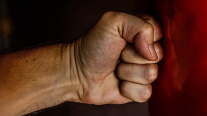 Decizie: Un maramureșean recidivist a fost arestat pentru vătămare corporală. Victima are nevoie de aproape șapte săptămâni de îngrijiri medicale