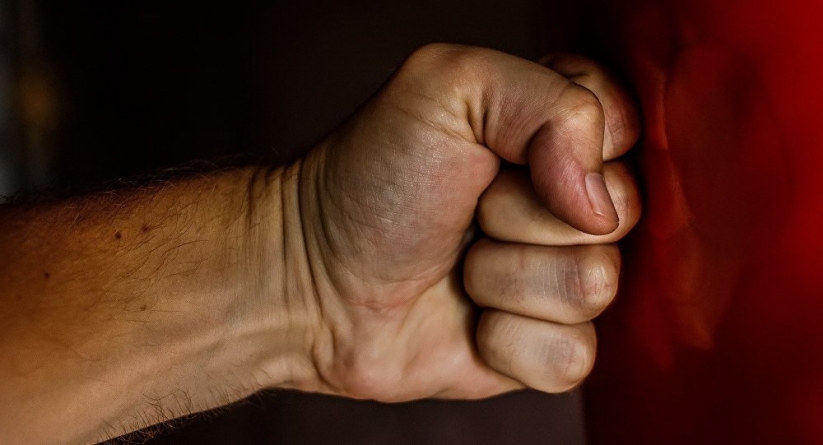 Decizie: Un maramureșean recidivist a fost arestat pentru vătămare corporală. Victima are nevoie de aproape șapte săptămâni de îngrijiri medicale