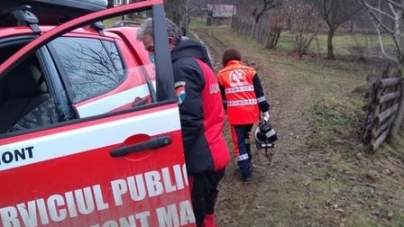 Actualizare: 112: O femeie din Vișeu de Sus, căreia i s-a făcut rău, a fost salvată de Ambulanță și Salvamont (FOTO)