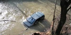 Intervenții Salvamont Maramureș: Vârstnică salvată în zona Vișeu. Mașină căzută în albie, în Bârsana (FOTO)
