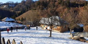 Școala în timp de pandemie: Eforturi uriașe în cătunul Cornățea din Poienile de sub Munte, în plină iarnă, pentru ca educația să continue (FOTO)
