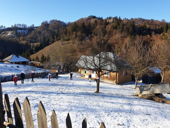 Școala în timp de pandemie: Eforturi uriașe în cătunul Cornățea din Poienile de sub Munte, în plină iarnă, pentru ca educația să continue (FOTO)