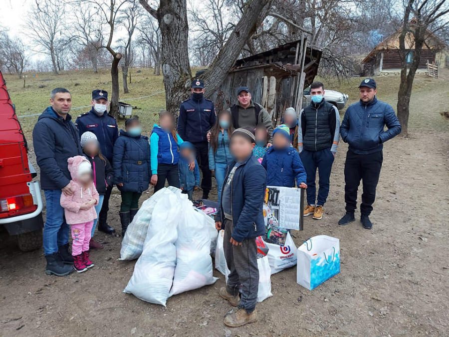 Alături de semeni: Pompierii secției Vișeu de Sus au adus bucuria în sufletele a două familii cu care soarta a fost mai puțin prietenoasă