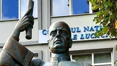 În sfârșit: Noua statuie amplasată în fața Colegiului Național „Vasile Lucaciu” din Baia Mare a fost dezvelită (FOTO)
