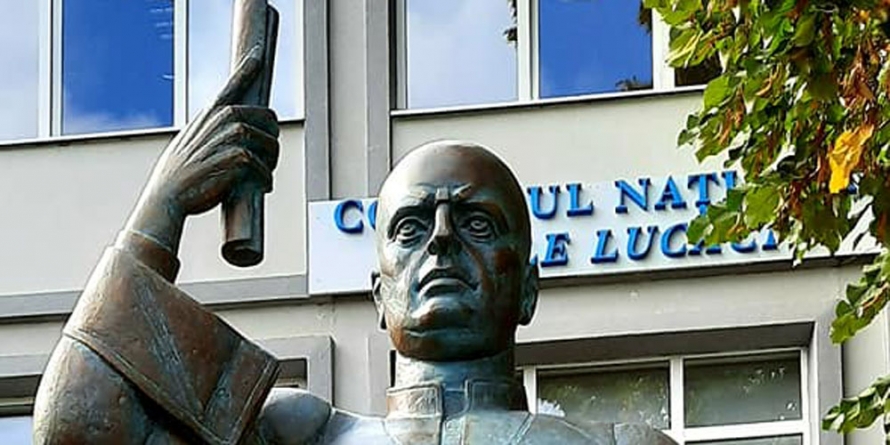 În sfârșit: Noua statuie amplasată în fața Colegiului Național „Vasile Lucaciu” din Baia Mare a fost dezvelită (FOTO)