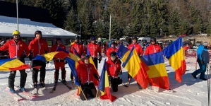 Acțiune de tradiție: Salvatorii montani maramureșeni au coborât pe pârtie, la Cavnic, ținând steaguri tricolore în mână (VIDEO ȘI FOTO)