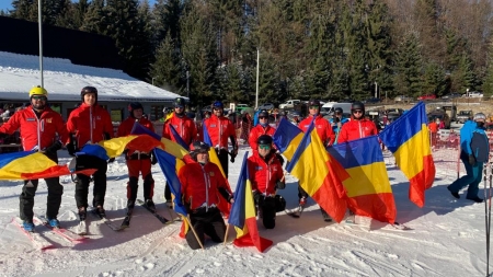 Acțiune de tradiție: Salvatorii montani maramureșeni au coborât pe pârtie, la Cavnic, ținând steaguri tricolore în mână (VIDEO ȘI FOTO)