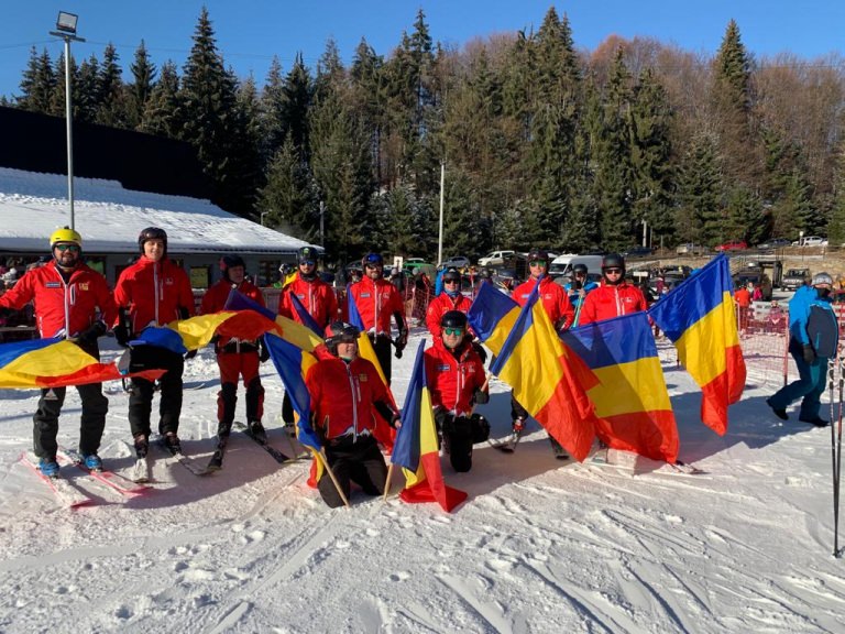 Acțiune de tradiție: Salvatorii montani maramureșeni au coborât pe pârtie, la Cavnic, ținând steaguri tricolore în mână (VIDEO ȘI FOTO)