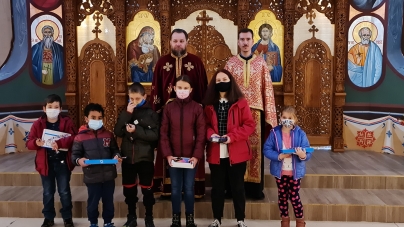 Dăruind cu inima poți câștiga Raiul: Parohia Ortodoxă „Buna Vestire” Baia Mare a dăruit tablete electronice școlarilor merituoși (FOTO)
