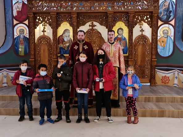 Dăruind cu inima poți câștiga Raiul: Parohia Ortodoxă „Buna Vestire” Baia Mare a dăruit tablete electronice școlarilor merituoși (FOTO)