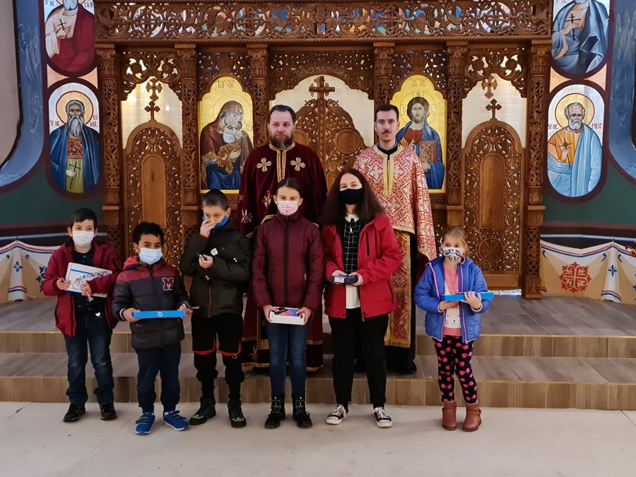 Dăruind cu inima poți câștiga Raiul: Parohia Ortodoxă „Buna Vestire” Baia Mare a dăruit tablete electronice școlarilor merituoși (FOTO)