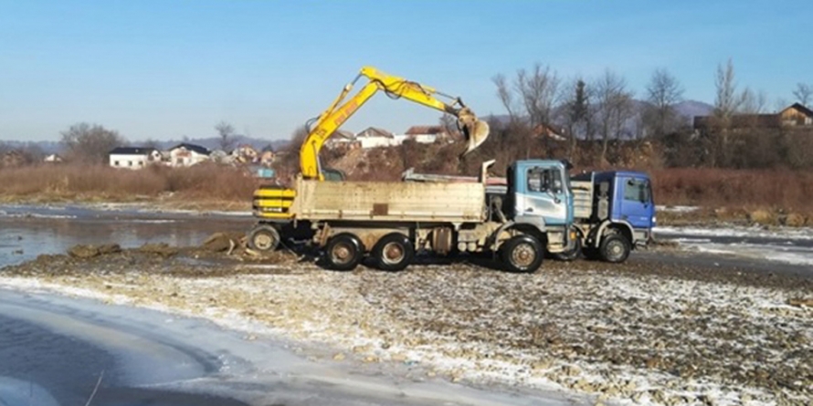 Peste 700 de tone de pietriş şi nisip confiscate de poliţiştii maramureşeni