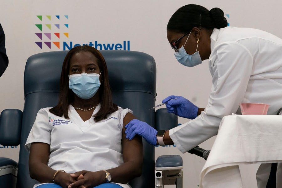 O asistentă medicală din New York, prima persoană vaccinată împotriva COVID-19 din Statele Unite
