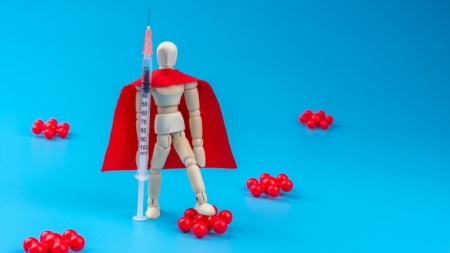 Ce semnal dă Marea Britanie prin aprobarea folosirii vaccinului Pfizer/BioNTech și marea provocare care urmează