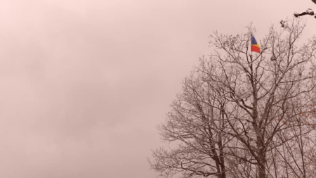 Ca în fiecare an: Maramureșeanul Viorel Coroian a arborat tricolor nou La Cetate, deasupra Cheilor Lăpușului (GALERIE FOTO)