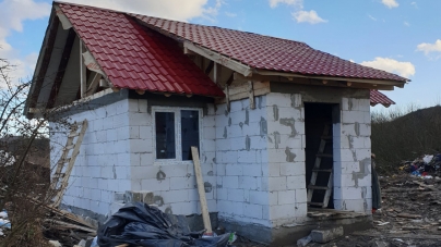 Noua casă a văduvei cu 7 copii din Târgu Lăpuș este aproape gata; Parohia a mobilizat comunitatea