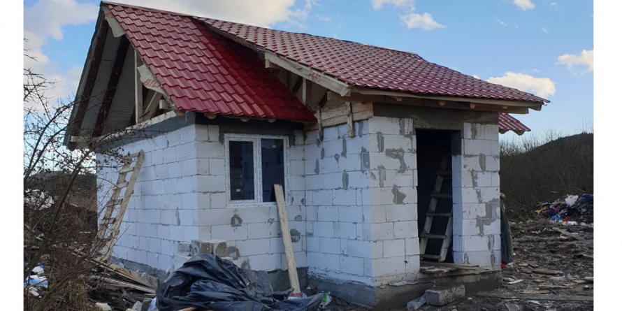 Noua casă a văduvei cu 7 copii din Târgu Lăpuș este aproape gata; Parohia a mobilizat comunitatea