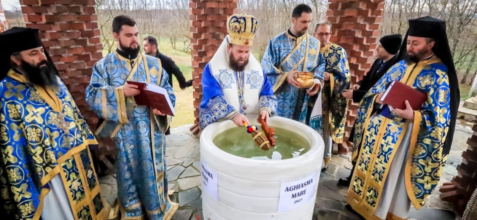 Sărbătoarea Bobotezei la Mănăstirea Scărișoara Nouă; Prezent a fost și Preasfințitul Timotei (FOTO)