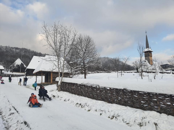 „Jocurile copilăriei de iarnă” la Muzeul Satului din Baia Mare
