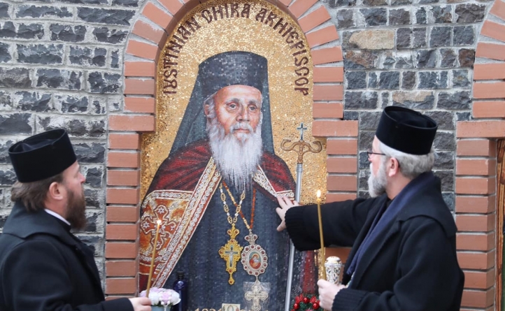 Popas duhovnicesc la Mănăstirea Rohia: Ierarhii s-au rugat și au aprins lumânări la mormintele înaintașilor (FOTO)